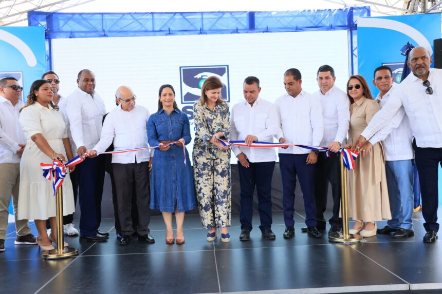 Gobierno entrega obras de salud en Valverde