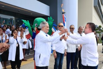 SNS recibe antorcha de Juegos Centroamericanos y del Caribe Santo Domingo 2026