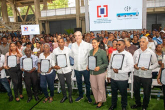 Abinader entrega 1,099 títulos de propiedad en Villa Linda, Palmarejo y Pantoja