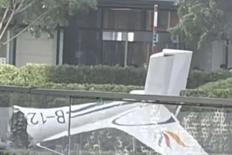 Una avioneta se estrella contra el rascacielos más alto de Pekín