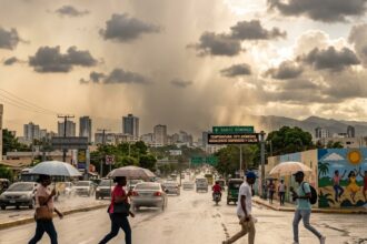 Onda tropical y vaguada provocarán aguaceros, tronadas y ráfagas de viento en gran parte del país