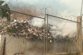 Incendio en estación de residuos de Las Terrenas; autoridades investigan causas