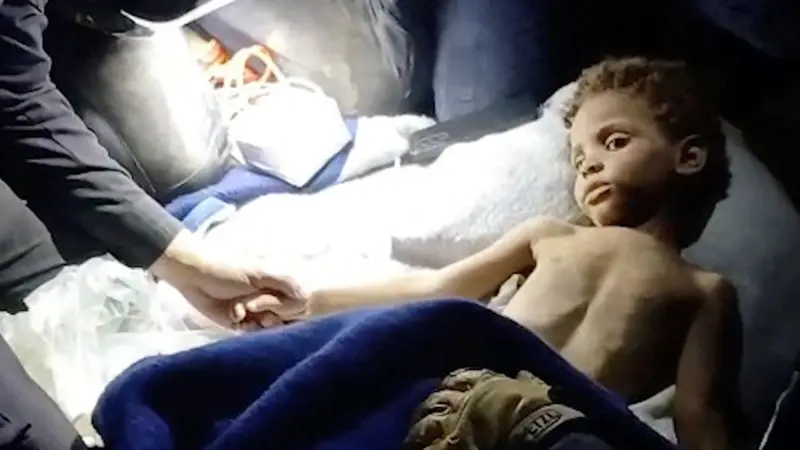 El milagroso rescate de un niño de 3 años seis días después de los terremotos en Venezuela