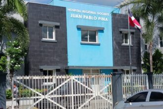 Hospital Juan Pablo Pina entrega a la justicia a hombre acusado de sustraer sello oficial