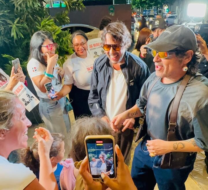 Entre canciones y abrazos de sus fans llegan a RD Servando y Florentino