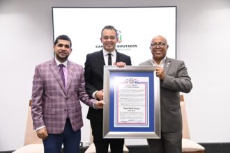 Diputado Braulio Espinal recuerda reconocimiento otorgado a Alex Bueno tras su fallecimiento