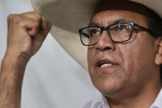 Sánchez sigue al frente del escrutinio en Perú, a la espera de los votos del extranjero