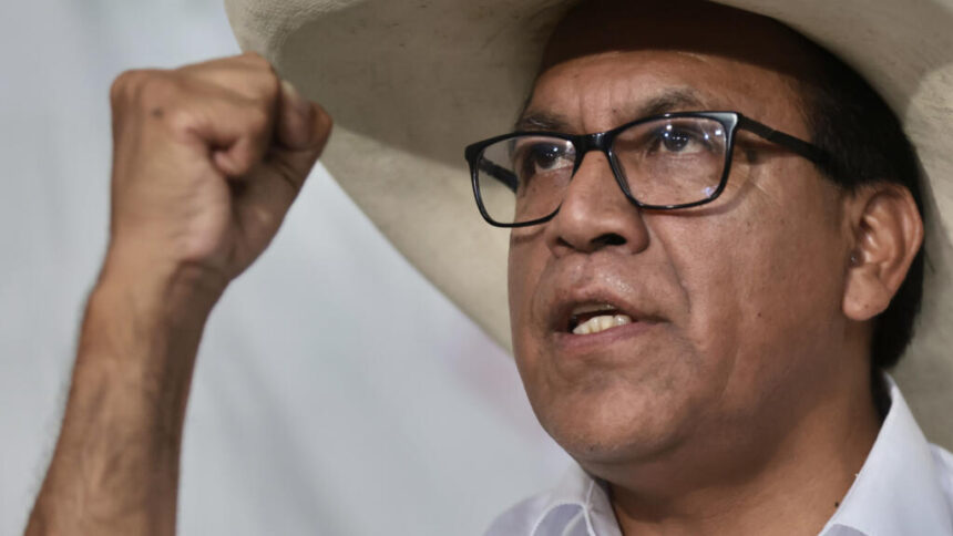 Sánchez sigue al frente del escrutinio en Perú, a la espera de los votos del extranjero