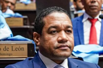Diputado de Pedernales renuncia a la Fuerza del Pueblo durante sesión de la Cámara de Diputados