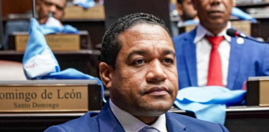 Diputado de Pedernales renuncia a la Fuerza del Pueblo durante sesión de la Cámara de Diputados