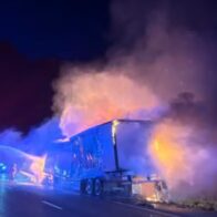 Rescatan a 39 migrantes de un tráiler que evadió un control en Texas y terminó en llamas tras una persecución