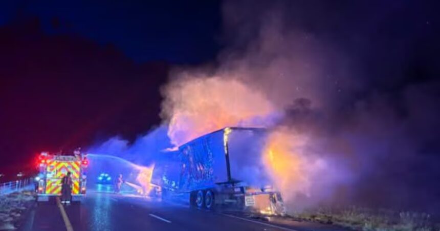 Rescatan a 39 migrantes de un tráiler que evadió un control en Texas y terminó en llamas tras una persecución