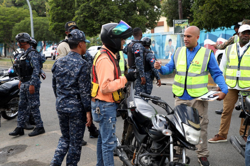 Detienen a 14 haitianos durante operativo contra paradas ilegales de motocicletas en el Distrito Nacional