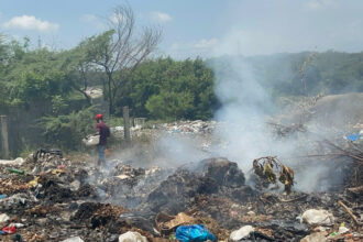 Incendios en vertederos de La Canela y Hato del Yaque mantienen en alerta a residentes