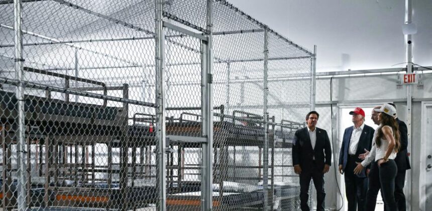 ICE traslada a inmigrantes de ‘Alligator Alcatraz’ ante amenaza de huracanes en Florida