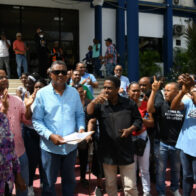 Comunitarios de Hato Nuevo protestan frente a alcaldía de SDO por basura y deterioro de calles
