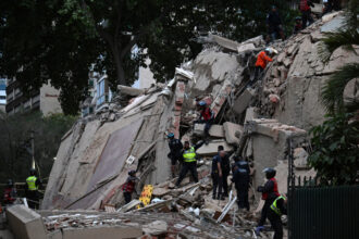 Futuros médicos participan en rescate de sobreviviente en Caraballeda