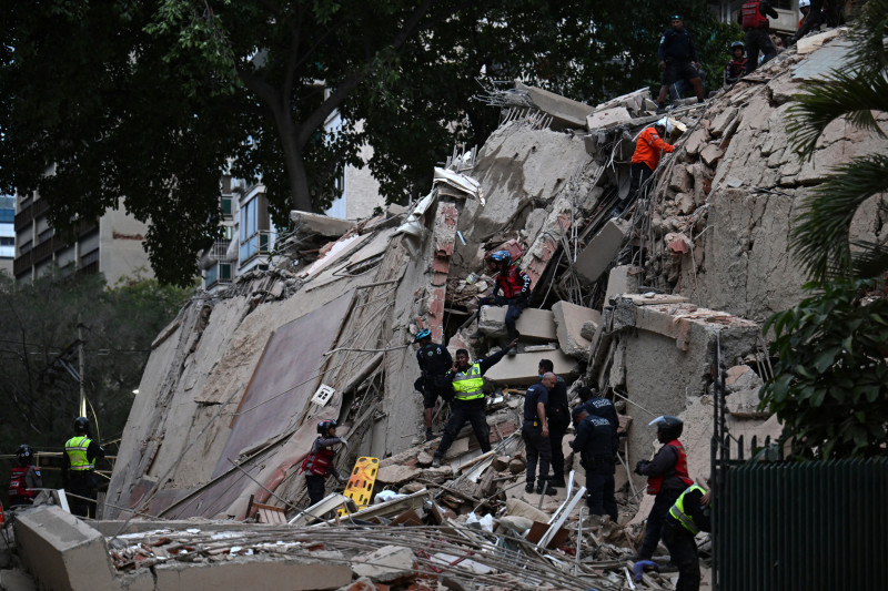 Futuros médicos participan en rescate de sobreviviente en Caraballeda