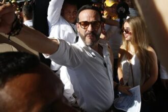 Ordenan al candidato colombiano Abelardo de la Espriella disculparse con una periodista por un acto sexista
