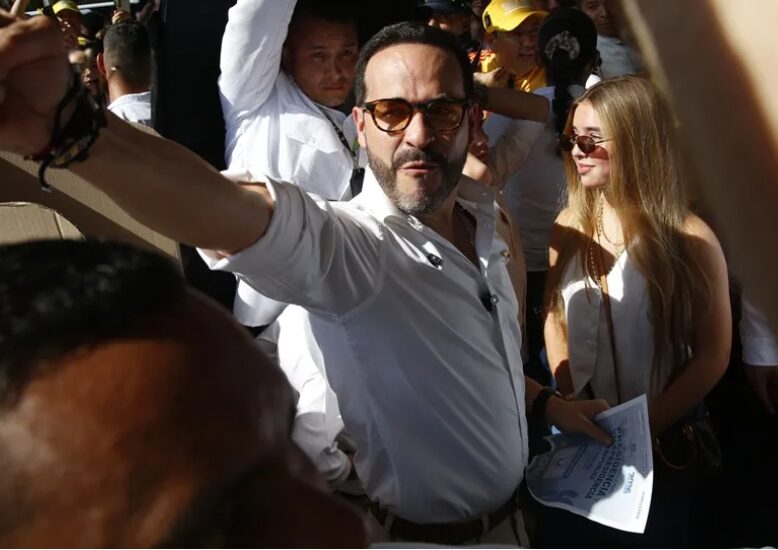 Ordenan al candidato colombiano Abelardo de la Espriella disculparse con una periodista por un acto sexista