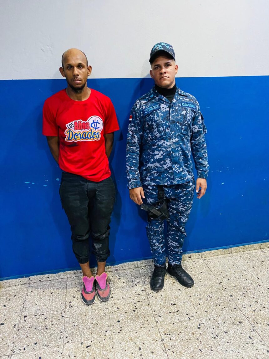 Apresan hombre acusado de golpear a su hijastro de 11 años con una extensión eléctrica en La Vega