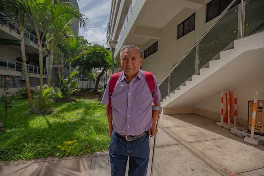 Padre de 62 años desafía la discapacidad y estudia Derecho en Perú