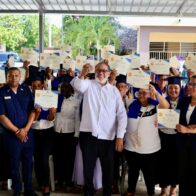 Decenas de mujeres se gradúan en curso de emprendimiento en Barahona