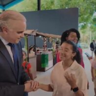 Estudiante de Santiago entrega pieza única al ministro De Camps durante Gala de Artes