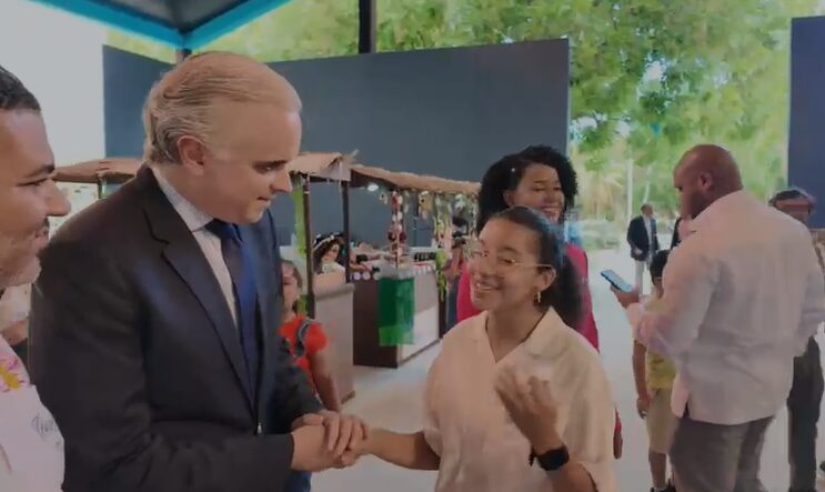 Estudiante de Santiago entrega pieza única al ministro De Camps durante Gala de Artes