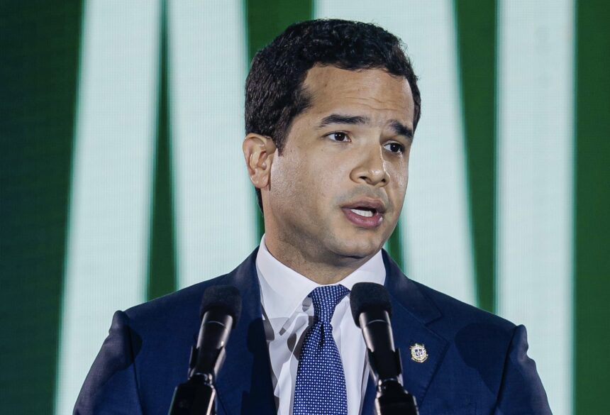 Omar Fernández critica que el Gobierno aumente impuestos más rápido de lo que los reduce
