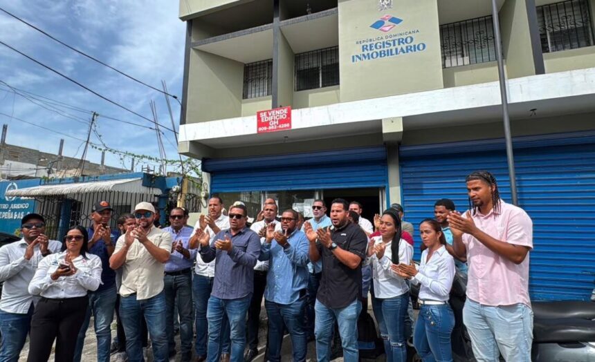 Agrimensores protestan en Cotuí y exigen nombramiento de juez titular en Tribunal de Tierras