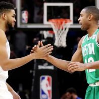 Al Horford felicita a Karl-Anthony Towns por conquistar el título de la NBA con los Knicks