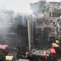 Tragedia en India: incendio consume un edificio comercial y deja unas 14 muertes