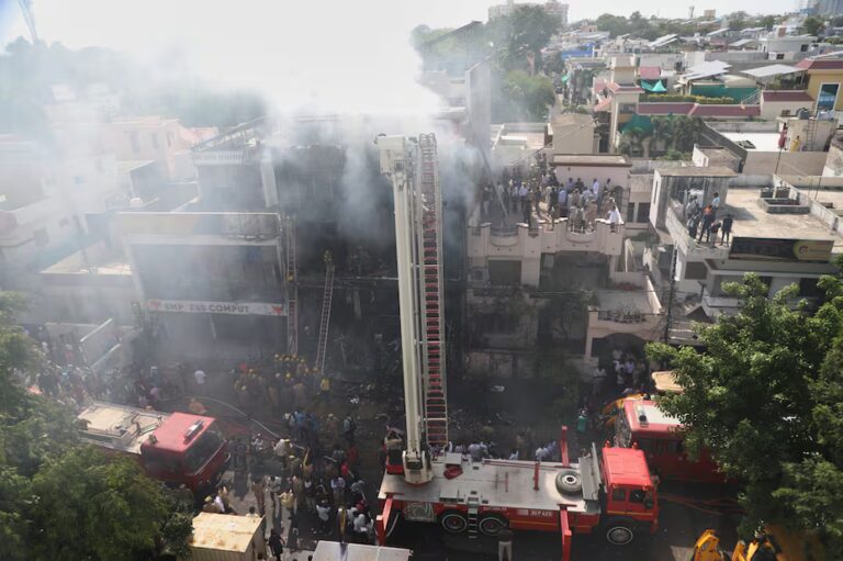Tragedia en India: incendio consume un edificio comercial y deja unas 14 muertes