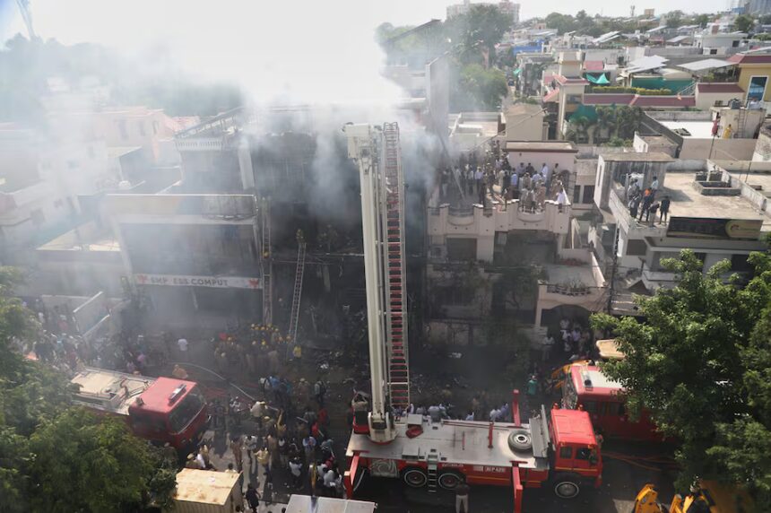 Tragedia en India: incendio consume un edificio comercial y deja unas 14 muertes