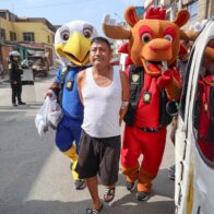 Policías disfrazados de mascotas del Mundial 2026 capturan a presunto narco en Perú