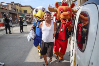 Policías disfrazados de mascotas del Mundial 2026 capturan a presunto narco en Perú