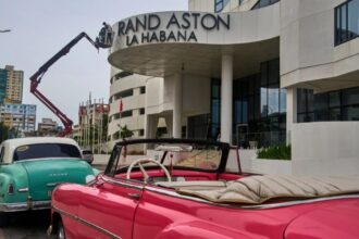 Emblemáticos autos antiguos de La Habana se paralizan por escasez de gasolina