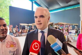 Luis Miguel De Camps destaca el talento estudiantil durante visita a la Gala de Artes