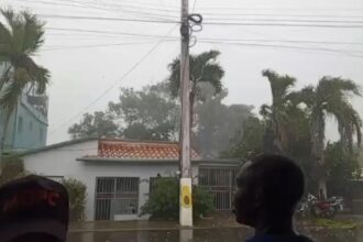Fuerte ventarrón deja viviendas afectadas, derriba postes del tendido en Loma de Cabrera