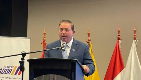 Héctor Porcella participó como expositor en Foro Andino, en Ecuador