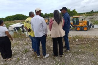 MOPC inicia construcción de paso provisional sobre el río Tábara para facilitar puente en Azua