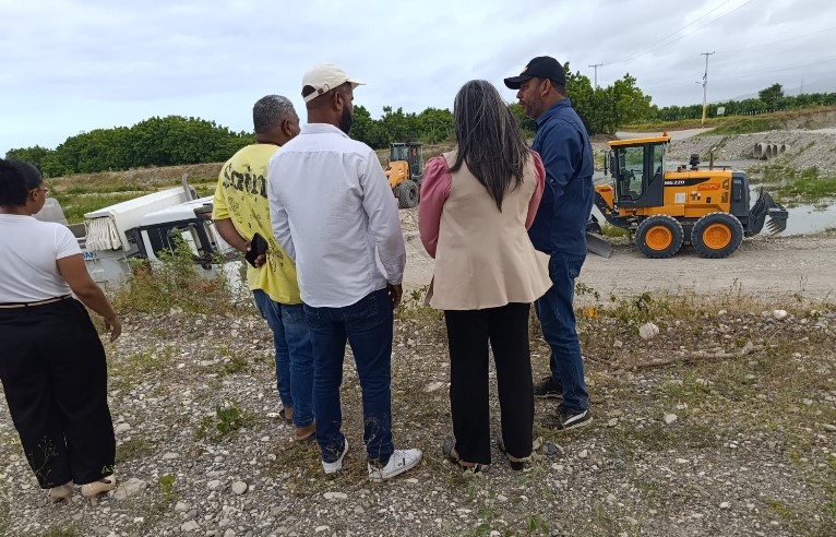 MOPC inicia construcción de paso provisional sobre el río Tábara para facilitar puente en Azua