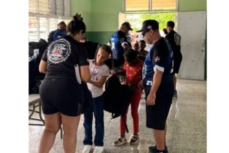 Organización DLEOFL realiza entrega de utilices escolares a niños de Juan Dolio