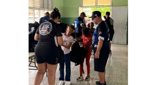 Organización DLEOFL realiza entrega de utilices escolares a niños de Juan Dolio