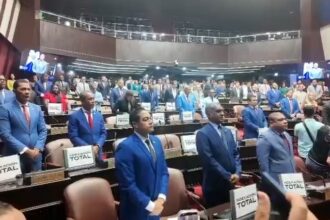 Diputados rinden minuto de silencio por el fallecimiento del merenguero Alex Bueno