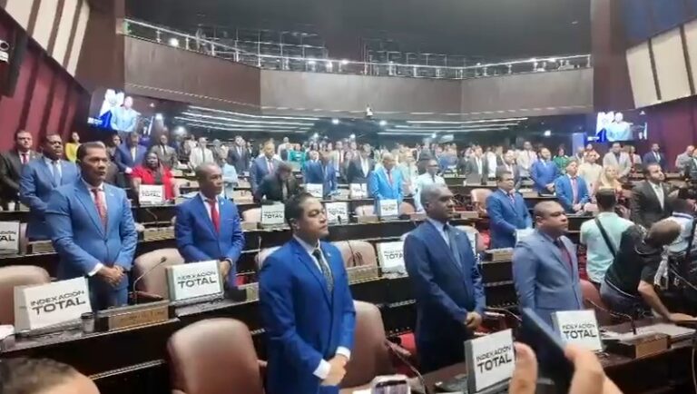 Diputados rinden minuto de silencio por el fallecimiento del merenguero Alex Bueno