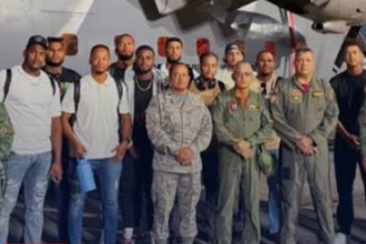 Regresan al país 12 peloteros dominicanos tras quedar varados en Venezuela