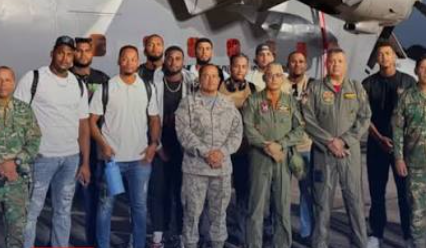 Regresan al país 12 peloteros dominicanos tras quedar varados en Venezuela