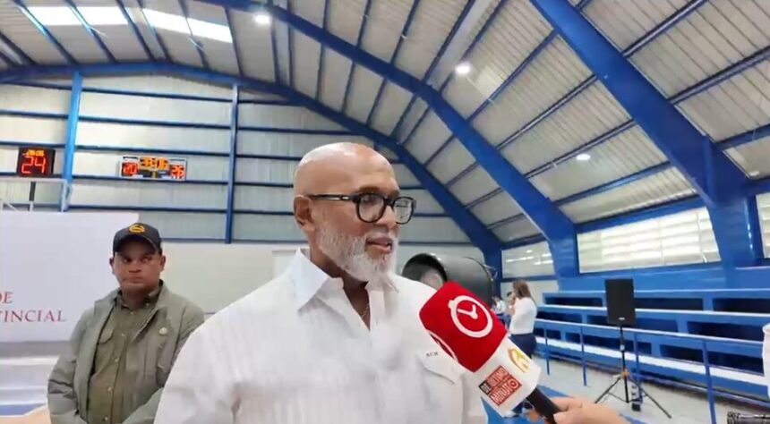 Ángel de la Cruz destaca ejecución de más de 425 obras de Gobierno durante inauguración del Club El Millón Yireh